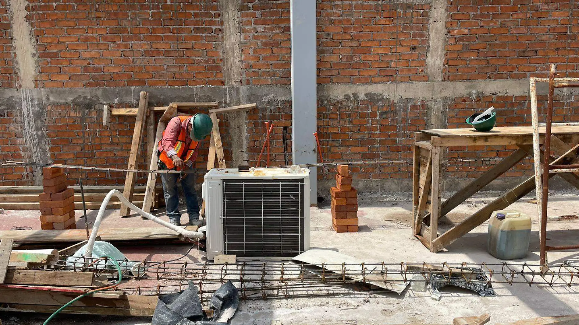 Hombre trabajando en construcción